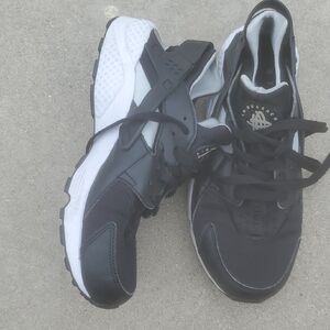 Nike Huarache Black and White Sneaker size 9